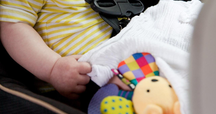 Детегледачка поставя бебе в детски кош отстрани на пътя за