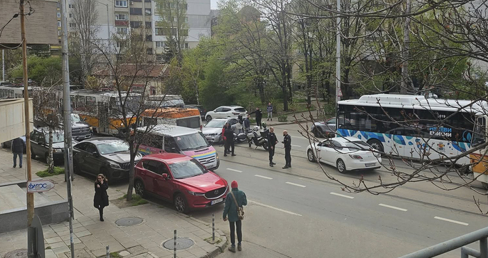 Катастрофа между два автомобила и два моторизирани полицаи е станала