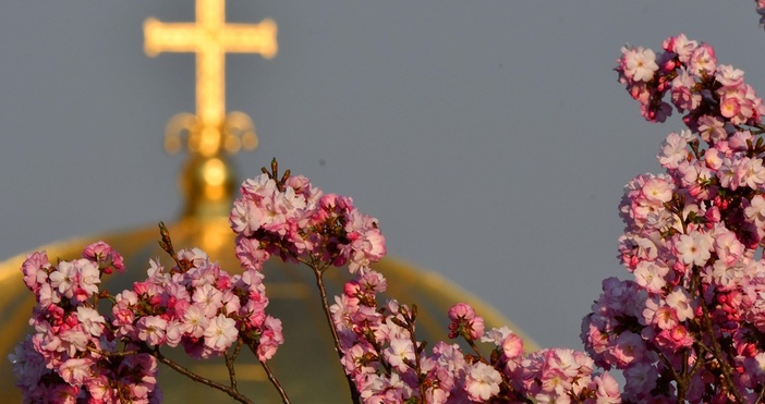 В навечерието на Цветница ученици украсиха със свежи цветя празничните