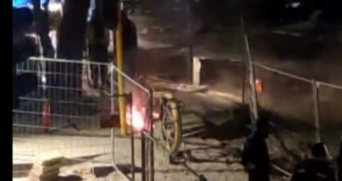 Пламъци лумнаха от шахта на улица Опълченска в столицата тази