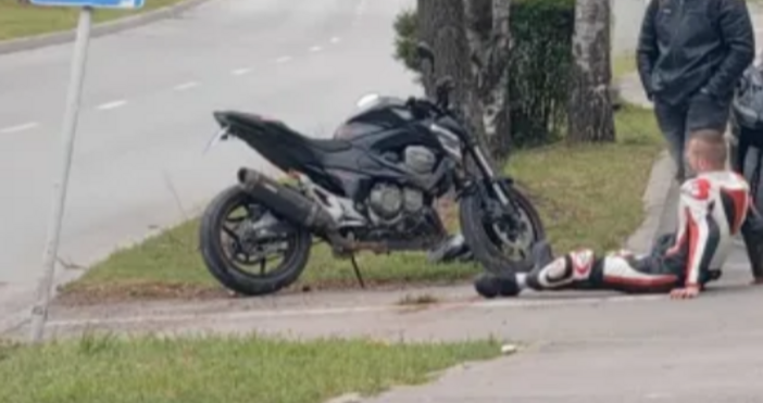 Млад моторист пострада днес по обяд след като се блъсна