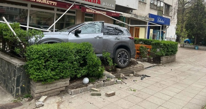 Преди малко на улица Константин Иречек кола е влетяла в