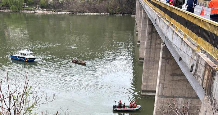 Снимки Фейсбук IGSUМикробус падна в река Дунав след като се
