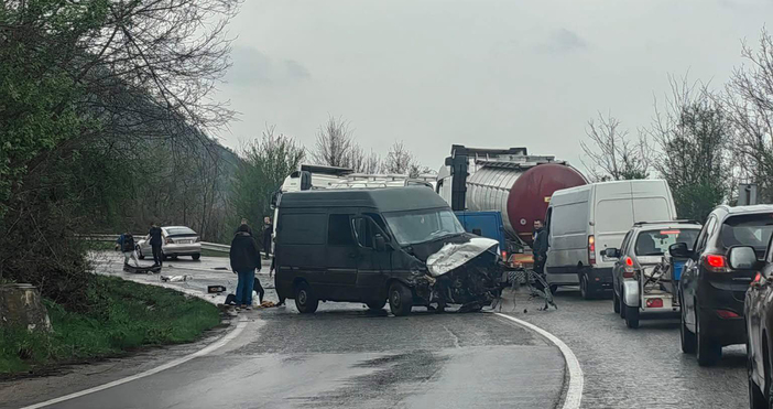 Катастрофа затруднява движението по пътя София Варна в района