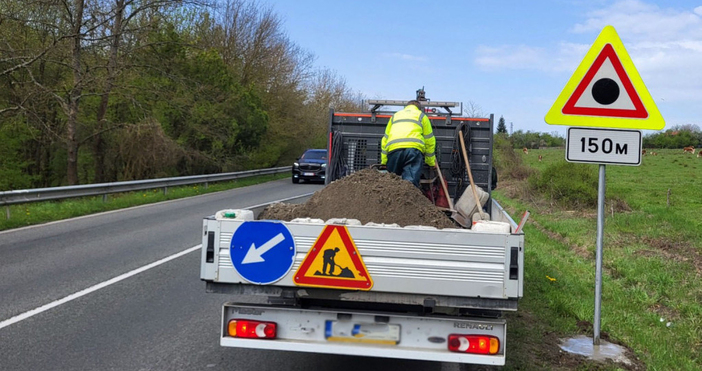 Снимки АПИЗа повишаване безопасността на движение се монтират нови пътни