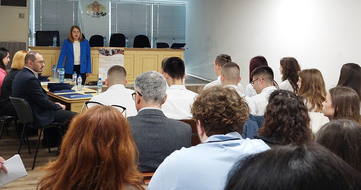 Четири отбора от Пета езикова гимназия кръстосаха аргументи в съдебна