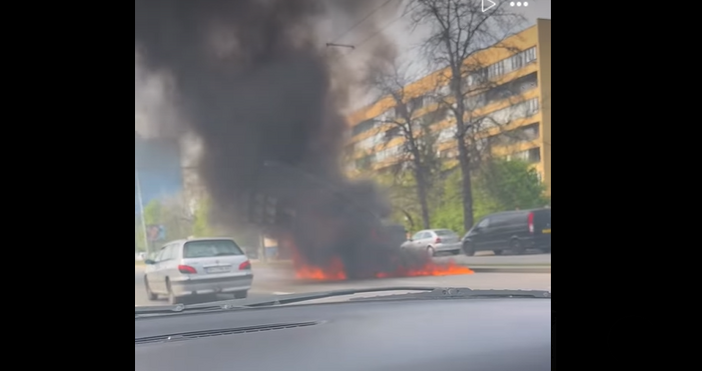 Кола горя в локалното платно на бул Цариградско шосе в