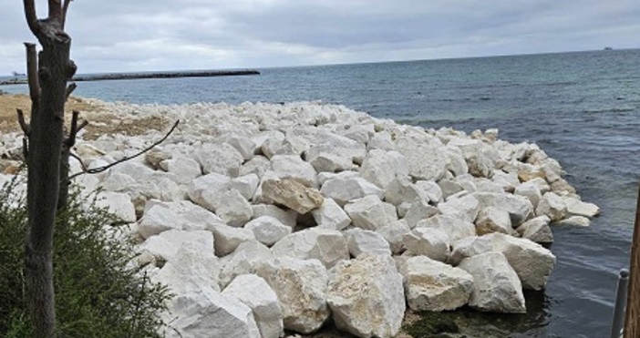 Укрепването на Крайбрежната алея в района на Рибарския плаж във