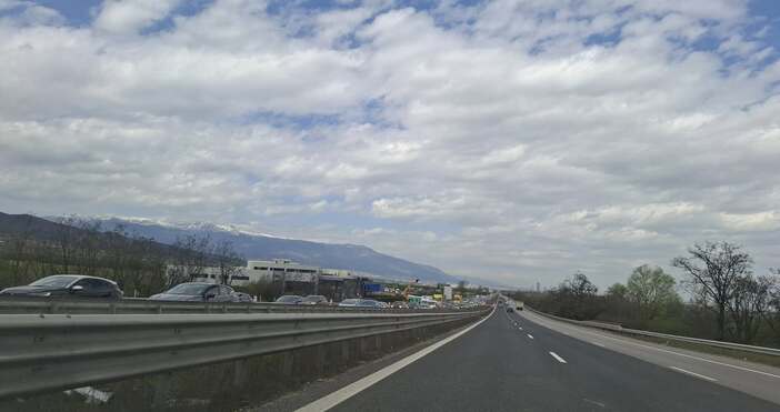 Движението от София в посока Бургас е много натоварено И