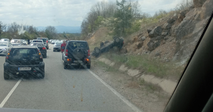 Кола се е обърнала по таван край София Това става