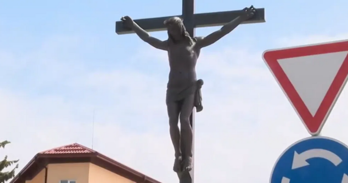 Огромен кръст с разпнат на него Иисус Христос беше поставен
