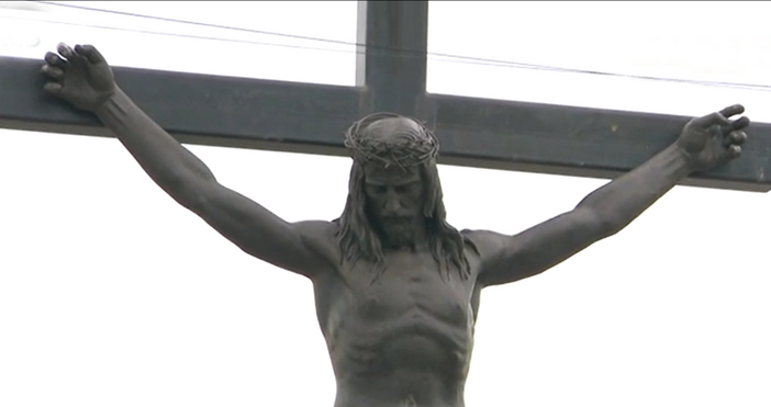 Кадри bTVДни преди Великден 9 метрова статуя на Христовото разпятие бе