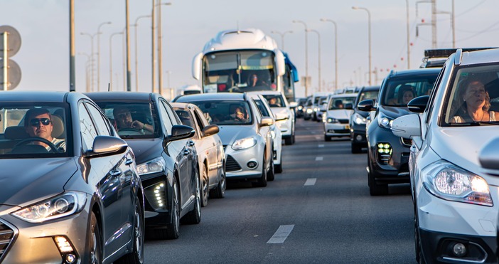 Десетки хиляди гърци напуснаха Атина и Солун за почивката по