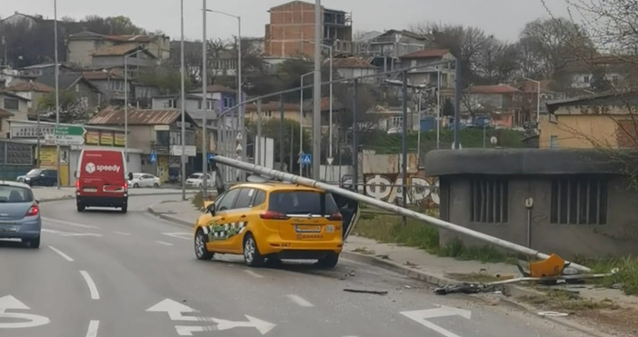 Катастрофа с такси е станала тази сутрин на крайезерния път