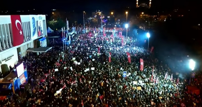 Стопкадър ЮтубМного недоволни турци отново излязоха на улицата Хиляди се стекоха