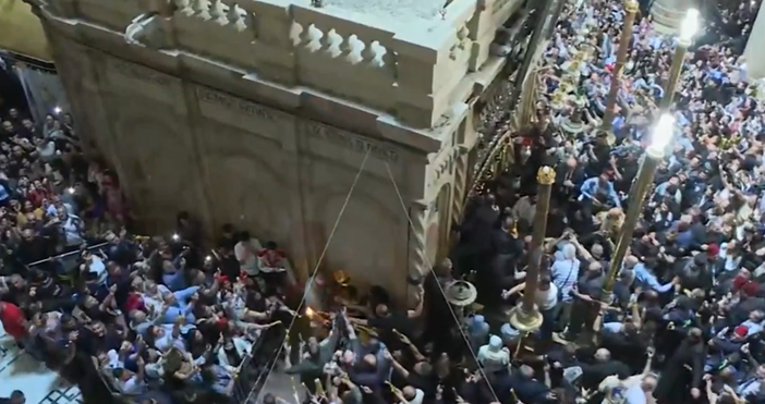 Стопкадър ТуитърЧудото се случи Благодатният огън се спусна на Велика събота
