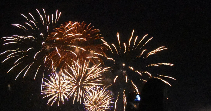 Камбанен звън възвести Христовото Възкресение в полунощ във всички църковни