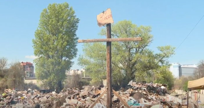 Божият кръст беше издигнат в разрушеното ромско гето в столичния