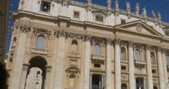 Вярващи от целия свят са притихнали в очакване дали главата