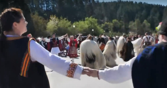 Кукери в село Елешница навръх Великден Открай време малкото селце