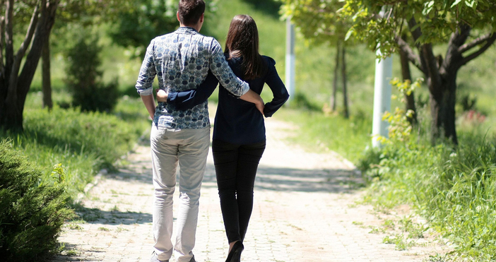 След празничната трапеза на Великден изпълнена с агнешко яйца козунаци