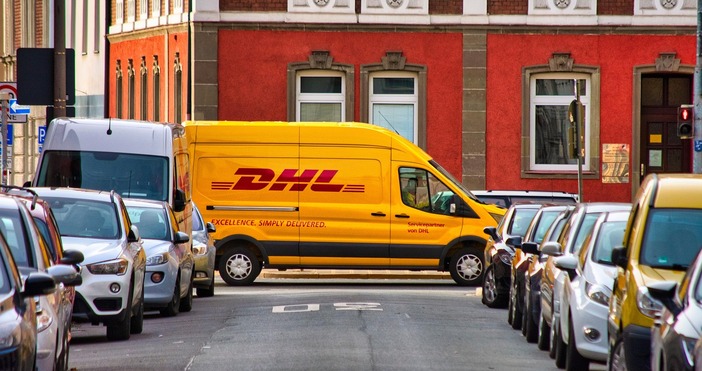 DHL временно спря изпращането на пакети над 800 до САЩ Причината