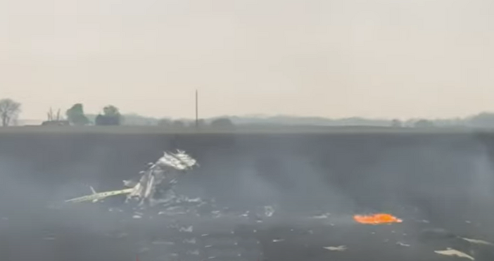 Четирима души са загинали в събота след като малък едномоторен