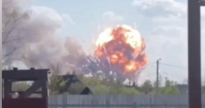 За силни експлозии пожар и детонации във военен обект край