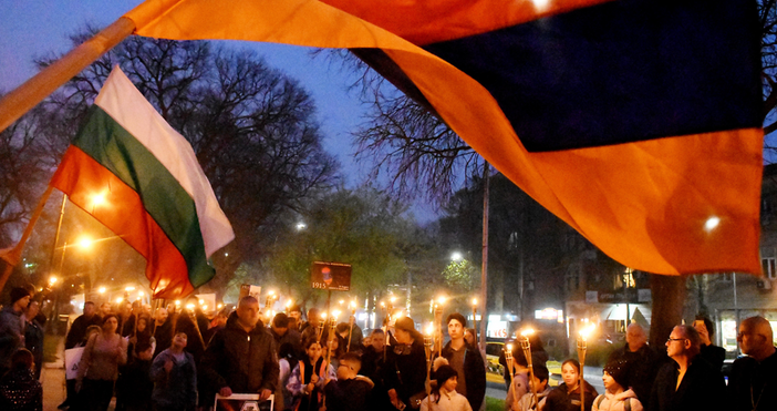 снимки Арменската общност премина с Факелно шествие по централната част