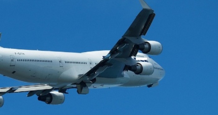 Пълен с пътници самолет на една от нискотарифните компании е получил