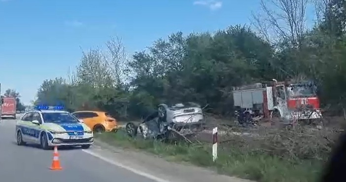 Кола удари друга докато излиза от паркинг на заведение на