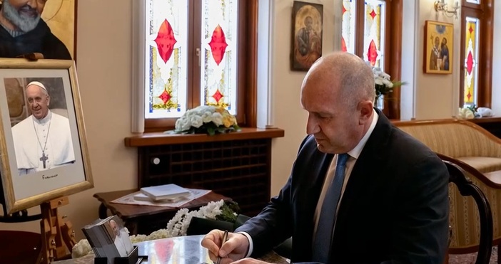 У нас продължава отдаването на почит към папа Франциск Днес