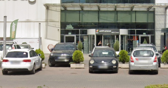 Посетителите на мол Пловдив са били евакуирани по спешност Това съобщиха