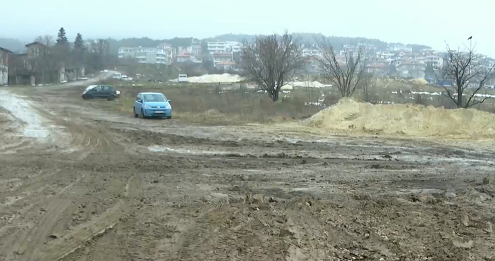 Кадри БНТПовече от година живеещите на ул Тодор Хаджистанчев във Варна