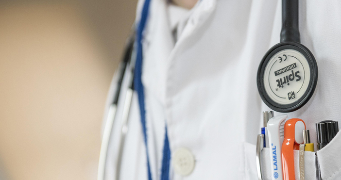 Лекар удари 18 годишен пациент след като му отказа преглед в