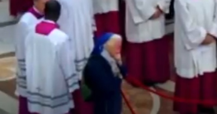 На фона на тържествената церемония за сбогуване с папа Франциск