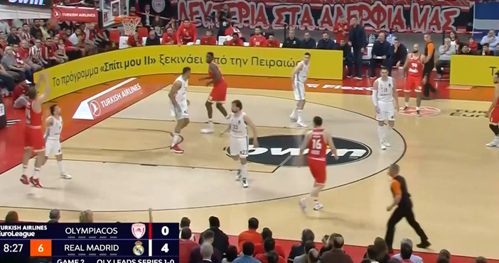 Отборът на Олимпиакос с българската баскетболна звезда Александър Везенков в