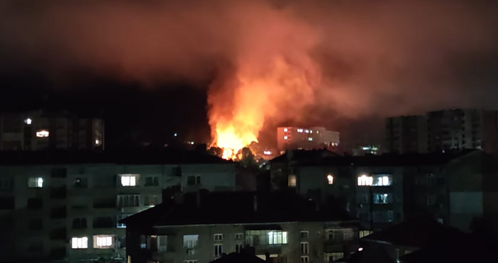 Пожар изпепели покрива на огромна необитаема сграда в двора на