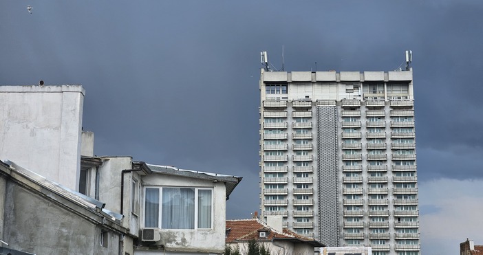 Небето притъмня над Варна Гръмотевична буря премина през района на Балчик