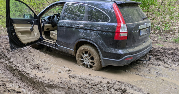 Екип на Аварийно спасителния отряд към Община Перник спаси жена която