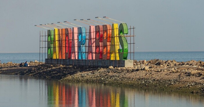 Най малко 80 души бяха ранени днес при мощна експлозия в