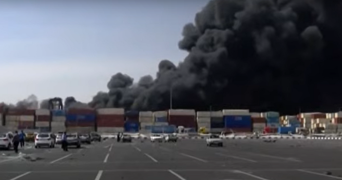 Танкер за газ е избухал на пристанището край южния ирански