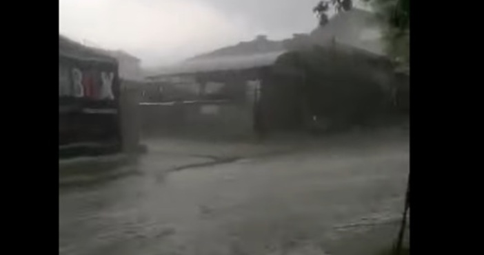 Градушка и проливен дъжд се изсипаха над части от Варна От