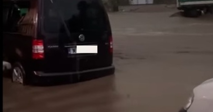 Небето се отвори над части от България Най обилни са валежите в