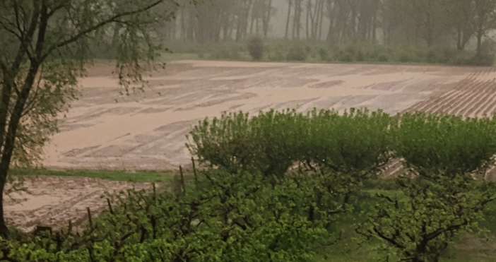 Снимки ФейсбукПроливен дъжд с гръмотевици и градушка удари Монтанско Най тежко