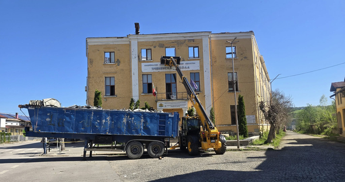 Снимки Община ТрявнаПриключи разчистването на отломките след пожара в Националната