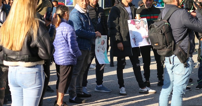 Протест пред полицията в Луковит. Причината е нанесен побой над