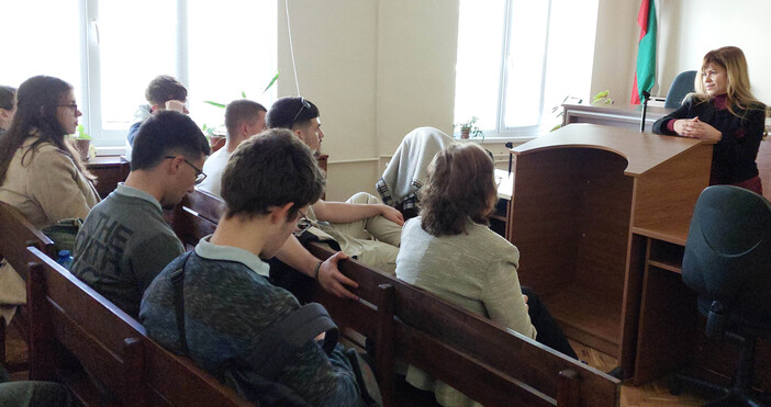 Група единадесетокласници от профилирана програма История на Първа езикова гимназия