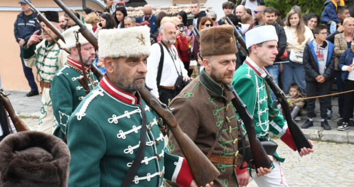 С тържествена заря проверка в Клисура тази вечер започнаха проявите посветени