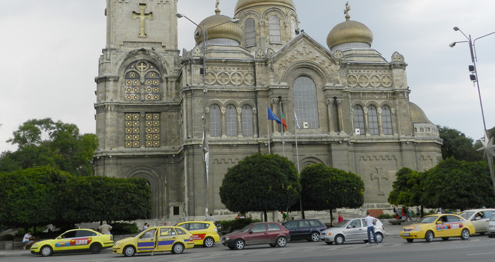 Временно ограничение за паркиране пред Катедралния храм Успение Богородично се